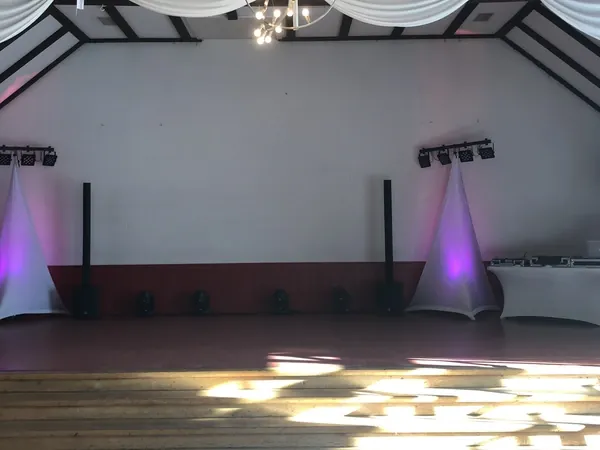 Bühne mit DJ-Technik und lila Licht im großen Saal des Schlosssaal Bühl