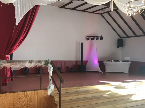 Bühne mit roten Vorhängen und DJ-Platz im Schlosssaal Bühl