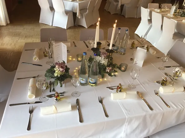 Runde Tafel mit Kerzen und Blumenschmuck im Schlosssaal Bühl