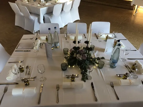 Gedeckte Tafel mit Eukalyptus und Lichterkette im Schlosssaal Bühl