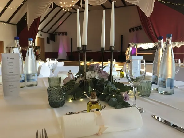 Tischdeko mit Kerzenleuchter und Blick zur Bühne im Schlosssaal Bühl