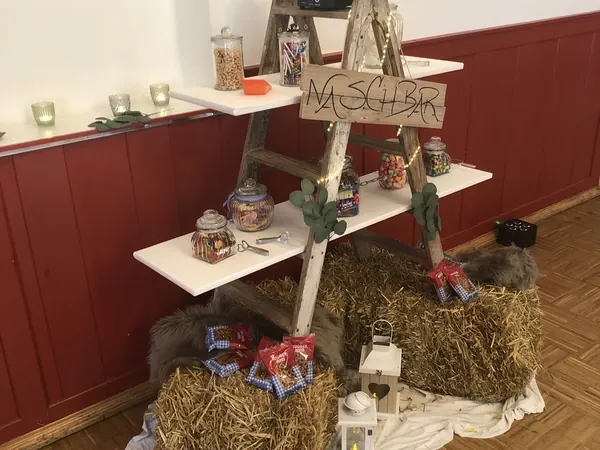 Naschbar auf Holzleiter mit Strohballen als Deko im Schlosssaal Bühl
