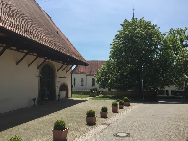 Innenhof mit Kübelpflanzen vor der Schloss-Scheuer Baisingen
