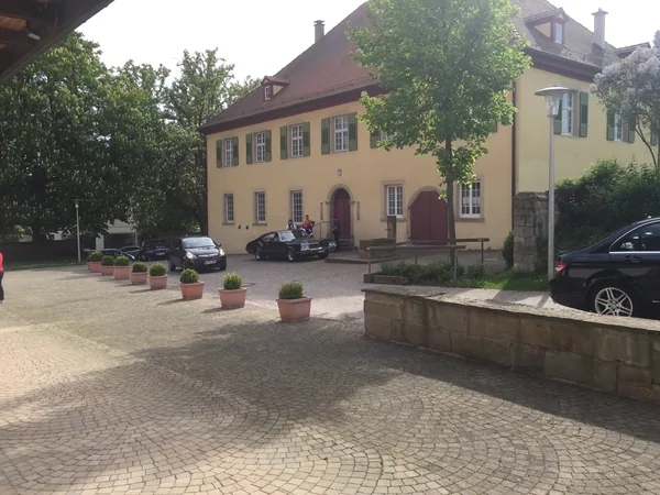 Gepflasterter Platz vor dem Gebäude der Schloss-Scheuer Baisingen