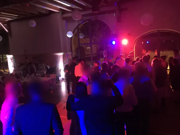 Gäste auf der Tanzfläche mit buntem Partylicht in der Schloss-Scheuer Baisingen