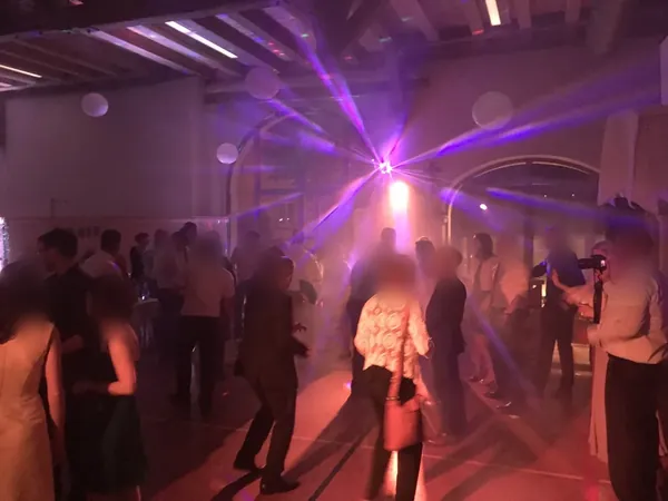 Tanzfläche mit Lichteffekten und Nebel in der Schloss-Scheuer Baisingen