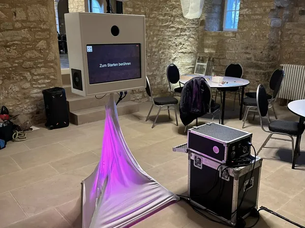 Fotobox vor einer Steinwand im Saal des Schloss Wachendorf