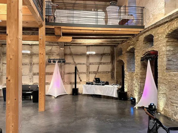 DJ-Pult und beleuchtete Lichtsäulen im Fachwerksaal des Schloss Wachendorf