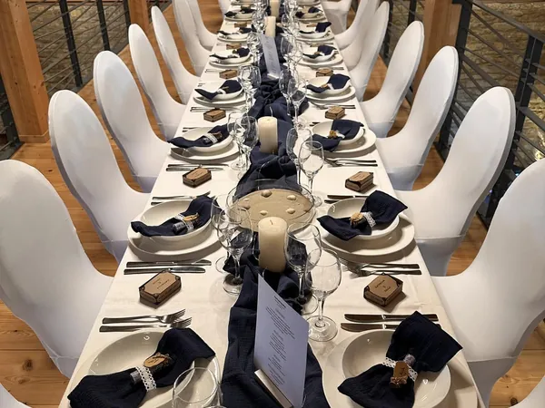Lange Tafel mit dunkelblauen Servietten im Schloss Wachendorf