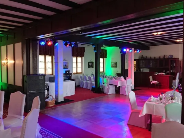 Tanzfläche mit DJ-Pult und Lautsprechern im Schloss Weitenburg