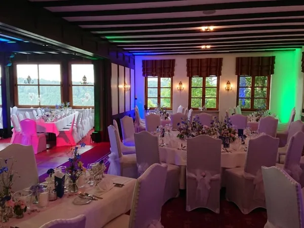 Festsaal mit Blumenschmuck und Blick ins Grüne im Schloss Weitenburg