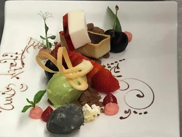Dessertteller mit Erdbeeren und Schokoladenschrift im Restaurant Talblick