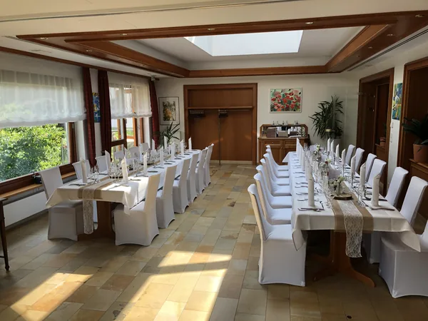 Lange festliche Tafel im Saal des Restaurant Talblick