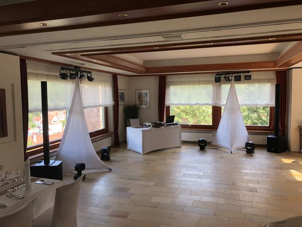 DJ-Platz mit Lautsprechern im Saal des Restaurant Talblick